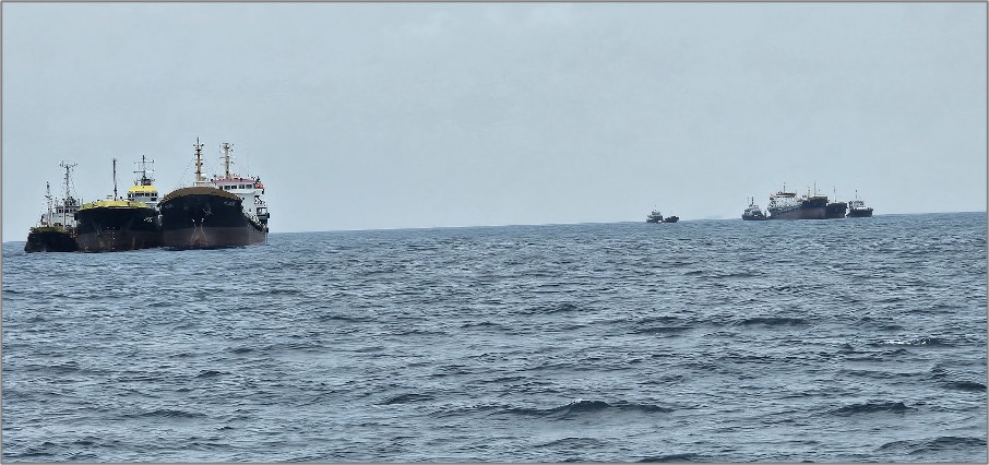 Small bunker tankers in the Malaysian EOPL on September 2016 (Credit: UANI)
