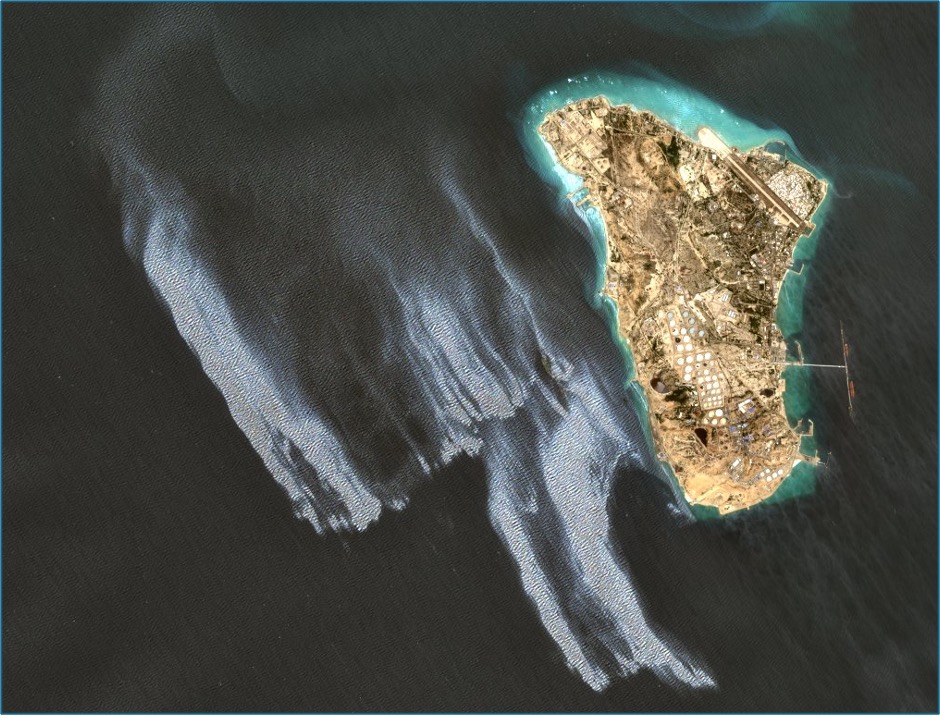 Oil slick west of Kharg Island, while three tankers load Iranian crude on May 6 (Credit: ESA Copernicus)